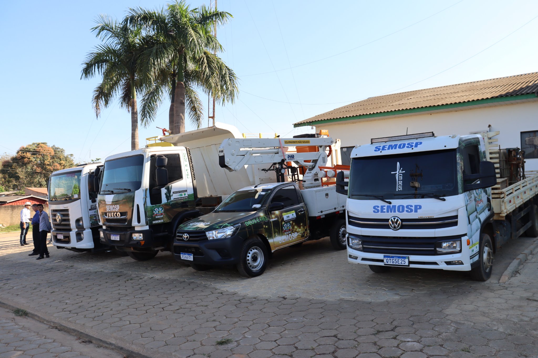 Ver. Adriano Almeida(MDB), participa de entrega de Veículos juntamente com pref. Roni Irmãozinho.