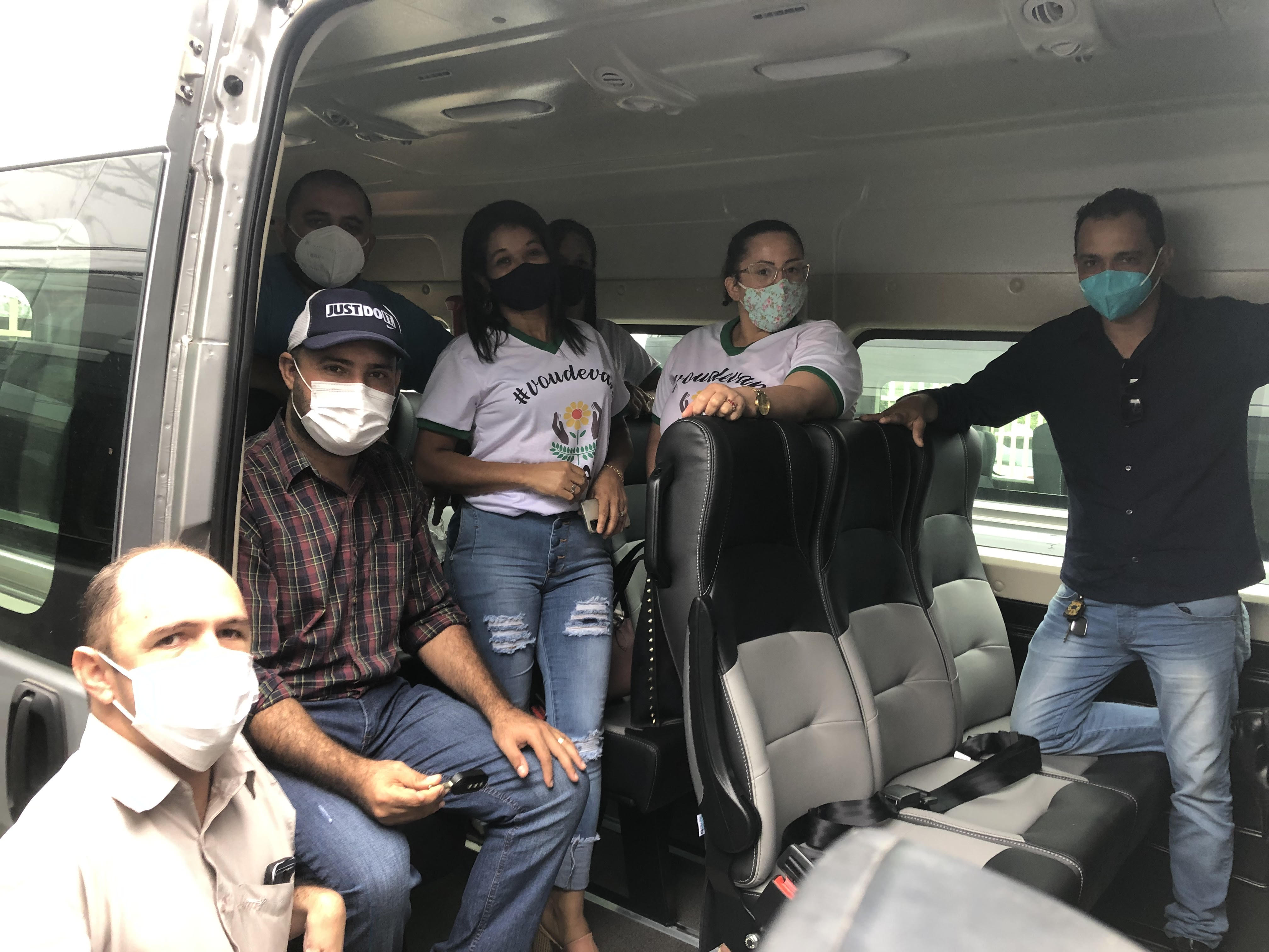 Vereadores  participam de Solenidade de entrega de Van para Apae de Buritis
